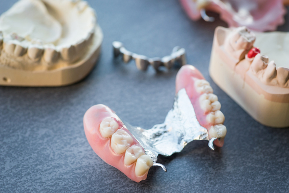 non removable dentures advantages and disadvantages